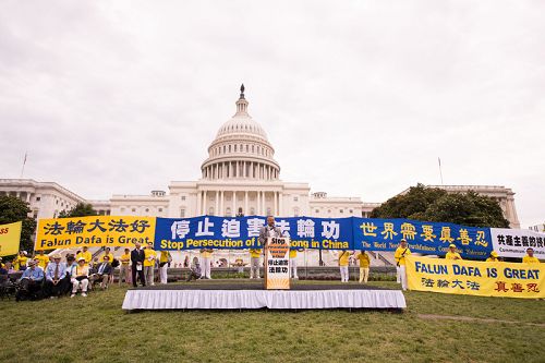 图1：法轮功学员美国首都集会，呼吁制止中共对法轮功长达十九年的迫害