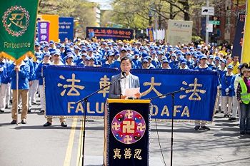 图： 2017年4月25日张鸿玉在纽约法轮功学员集会上讲述母亲修金秋被酷刑迫害致死的经历。