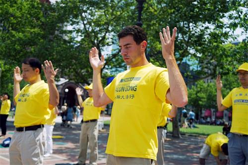 '图1～2：法轮功学员在波士顿市科普利广场炼功'