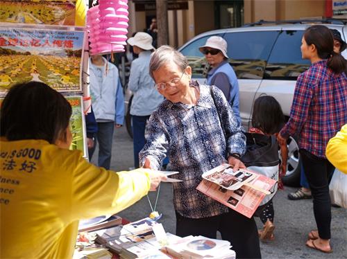 '图5：这位老太太特地前来索取大法真相资料。'