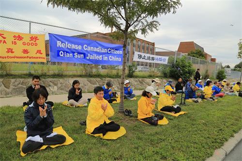 '图1：九月十日，渥太华部份法轮功学员在中使馆前呼吁立即释放加拿大公民孙茜'