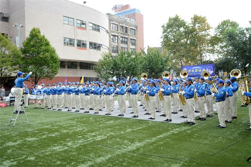 '图1：迎中秋，法轮功学员给纽约华埠民众送祝福。天国乐团进行了精彩演奏。'