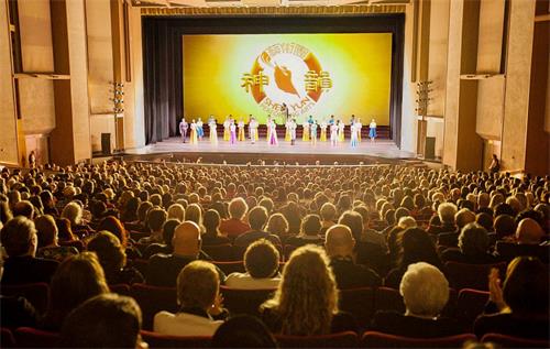 图2：一月九日至十二日，神韵世界艺术团在加州州府沙加缅度的五场演出，场场爆满。图为一月十二日下午场演出大爆满的盛况。