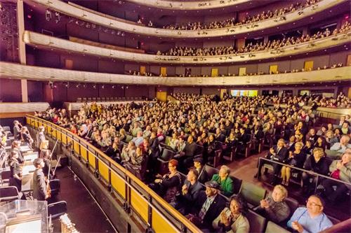 图5：从一月十日至二十七日，神韵北美艺术团将在美国德州达拉斯 AT&T演艺中心–温斯皮尔歌剧院共进行十八场演出。图为一月十二日演出大爆满的盛况。
