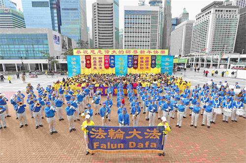 '图3：天国乐团表演，恭祝慈悲伟大的师父新年快乐。'