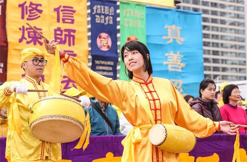 '图5：参与腰鼓队的香港学员衡衡，在景点体会到世人急于得救。'