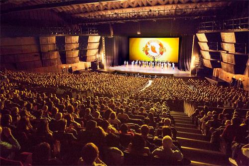 '图3：美国神韵国际艺术团于二零一九年一月十六至二十日，在巴黎国际会议中心连续上演六场演出，场场爆满。图为十八日晚演出大爆满的盛况。'