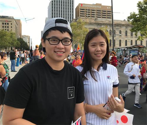 从台湾来度假的卢先生和洪小姐很高兴看把中华传统文化以美丽祥和的方式在西方呈现。