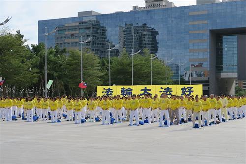 '图1～3：二零一九年元旦下午，大台中地区法轮功学员在市政府广场炼功洪法，并向师尊拜年。'