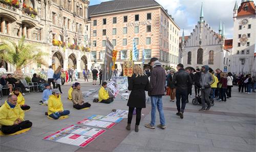 '图5：十月三日（德国统一日）法轮功学员们在慕尼黑玛琳广场集体炼功'