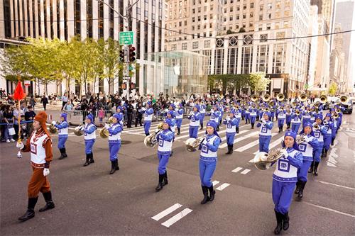 '图1～6：二零一九年十月十四日，由法轮功学员组成的纽约天国乐团参加了第七十五届纽约哥伦布日大游行。'