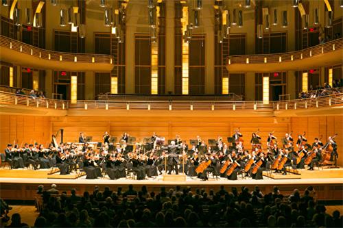 图1：二零一九年十月十三日傍晚，神韵交响乐团在美国大华府地区的斯特拉斯莫尔音乐中心（Music Center At Strathmore）演出，获得满场观众的赞誉。