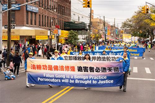 '图1～12：二零一九年十月二十日中午时分，法轮功学员在纽约第三华人社区——布鲁克林区的第八道上举办游行，传播法轮功的真相。'