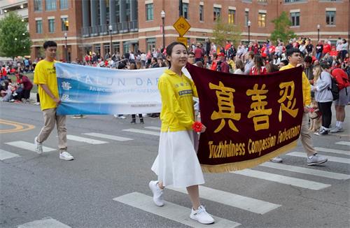 '图1～2：二零一九年十月四日，俄亥俄州立大学举行了一年一度的返校日游行（Homecoming parade），该大学的法轮大法学生社团也是游行队伍中的一员，向师生和家长介绍法轮功。'