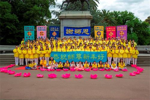 '图1：澳洲墨尔本部份法轮功学员二零二零新年来临之际恭祝师尊李洪志大师新年好，并致以最崇高的敬意和感恩之情。'