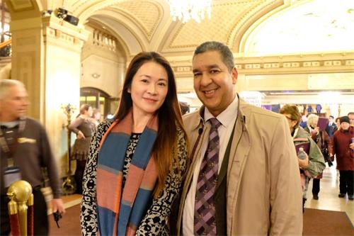 '图5：一月二十四日下午，初创公司老板刘耀楣（左）与朋友一起观赏了神韵纽约艺术团在波士顿的第二场演出。她表示，神韵承传了中华文化。'