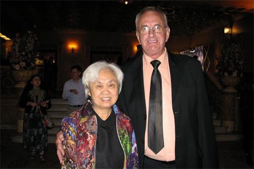 '图6：二零一九年二月十四日晚，知名华裔女作家齐家贞女士与先生观看了神韵世界艺术团在墨尔本的第六场演出。'