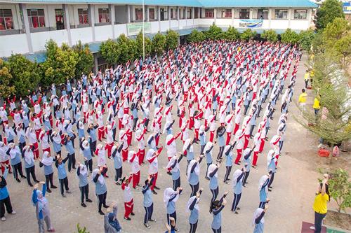 图：印尼巴丹岛第三十八国立中学大约五百名学生、老师、工友正在集体学炼法轮功功法