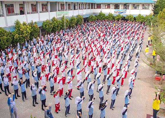 印尼中学五百名师生集体学炼法轮功
