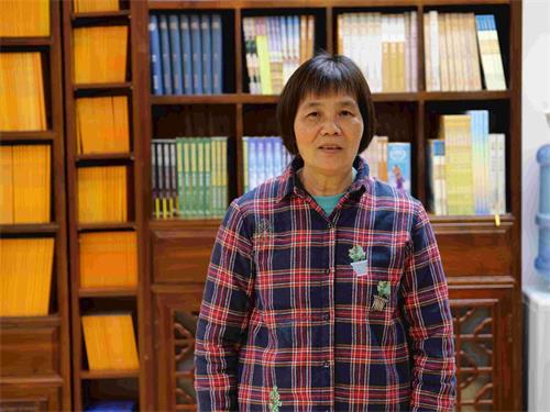'图7～8：法轮功学员冯太在书店当义工，喜见越来越多世人得法。'