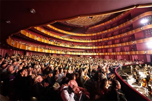 '图1：二零一九年三月六日至十七日，神韵纽约艺术团重返纽约林肯中心大卫寇克剧院连续上演十五场演出，场场大爆满，演出票几乎场场全部售罄。'