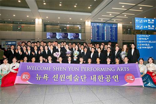 '图5：二零一九年三月十五日上午，神韵世界艺术团抵达韩国，受到粉丝热烈欢迎。'