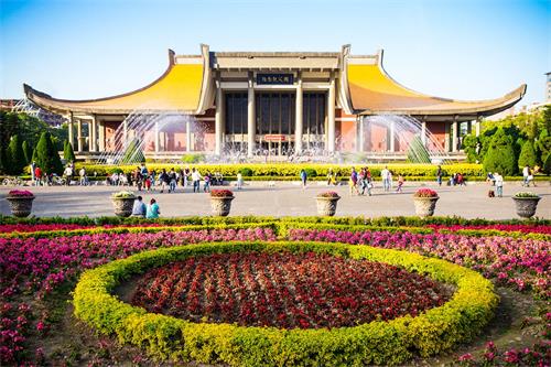 '图1：国父纪念馆仿唐式飞檐式宫殿建筑，周围拥有中山公园及翠湖，草木复苏绿意盎然，不仅是台湾热门的观光景点，更是中国大陆的观光客指名要参观的景点之一。'