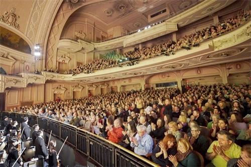 '图2：二零一九年三月二日，神韵巡回艺术团在美国费城玛丽安剧院（Merriam Theater）的两场演出，再度爆满加座。'