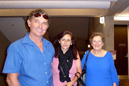 '图9：沙纳·葛雷斯戈（Shane Gresiger）携妻子密达（Mirdha）（中）和母亲帕梅拉·葛雷斯戈（Pamela Gresiger）（右）观看了神韵艺术团在布里斯本的二月二十七日下午的演出。'