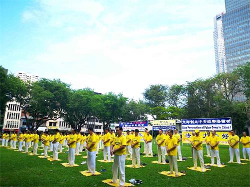 图1～2：二零一九年四月十五日，新加坡部分法轮功学员在芳林公园纪念“四二五”和平上访二十周年。图为学员们正在演示功法。
