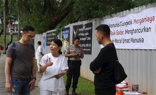 '图1～3：印尼雅加达法轮功学员在中使馆前集会纪念四·二五和平上访二十周年'