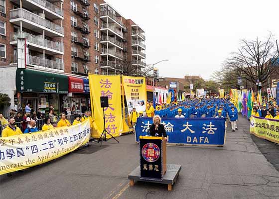 纽约盛大游行纪念四·二五 民众感佩