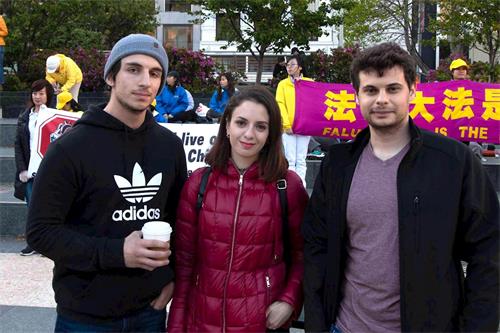 '图26：旧金山州立大学学生卡里姆（左）、达纳和达吉斯（右）谴责中共活摘器官'
