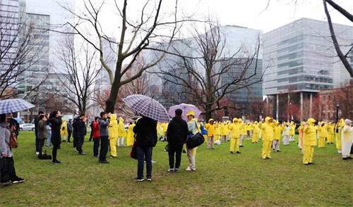 '图2：想学炼法轮功的民众冒雨参加。'