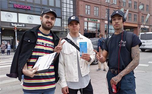 '图3～5：赫尔辛基市中心市民聆听真相，并踊跃签名支持制止迫害。'