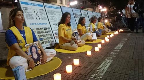 '图1：圣保罗法轮功学员在中国区Liberdade举行了烛光守夜活动，纪念二十年来被中共迫害致死的中国大陆同修。'