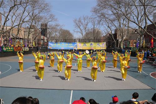 '图1～8：二零一九年四月七日，纽约法轮功学员在曼哈顿中国城载歌载舞，传递普世价值与中华传统理念，庆祝春天的到来。'