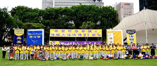 '图1：二零一九年五月八日下午，新加坡法轮功学员在芳林公园举办活动庆祝“513世界法轮大法日”。图为学员们虔敬合十恭祝李洪志师尊六十八岁华诞。'