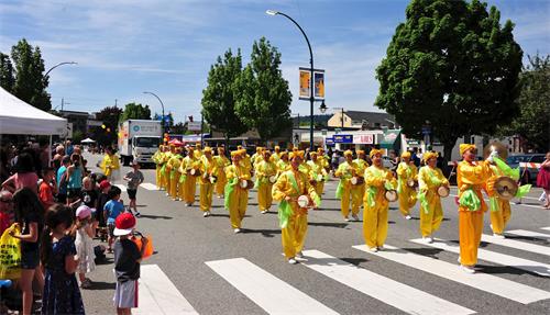 '图1～4：温哥华法轮功学员参加了高贵林港市五月节游行，受到沿途观众热烈欢迎。'