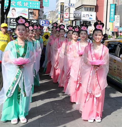 '图6：在云林县斗六市区举行五一三欢庆大游行活动，民众热烈欢迎支持，拿手机拍照，沿途有许多热情的市民高喊“法轮大法好，加油”、“法轮功，赞”。'