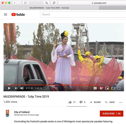 '图9～10：荷兰市政府通过Youtube实况转播音乐游行（Muziek Parade），这是法轮功学员方阵路过时主席台时情景 （荷兰市YouTube直播截图）'
