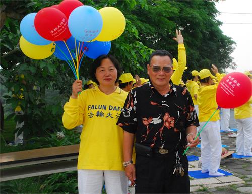 图5：嘉义市做鸡肉饭生意的先生感受大法真善忍美好，与学员合照。