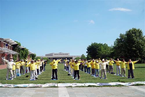 '图1：大费城地区部份法轮功学员在自由钟景点旁庆祝第二十届世界法轮大法日和法轮大法弘传二十七周年'