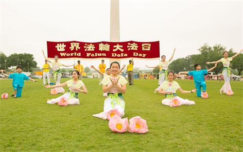 '图5：二零一九年五月四日，在美国首都华盛顿的“世界法轮大法日”庆祝活动上，明慧学校的大法小弟子表演舞蹈《插莲花》，寓意大法弘传世界。'