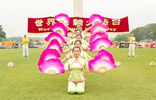 '图7：二零一九年五月四日，在美国首都华盛顿的“世界法轮大法日”庆祝活动上，明慧学校的大法小弟子表演扇子舞。'