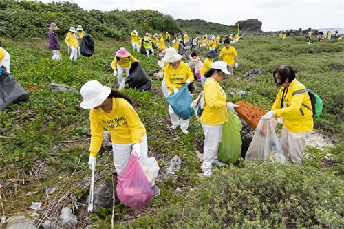 图7：法轮功学员发挥修炼人利己利他的精神，参与社会公益，发起净滩活动。