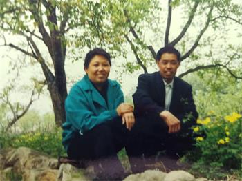徐俊明和丈夫孙福义年轻时的照片