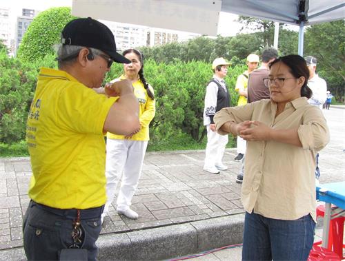 '图23：何女士（右）远从吉隆坡来台旅游，喜获良机学功法。'