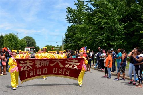 '图1～4：法轮功学员腰鼓队在美国宾州费城西郊的切斯特市参加“父亲节多元文化游行”，受到民众和当地政府官员的好评。'