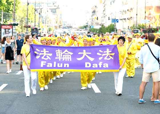 在乌克兰首都传播法轮功真相